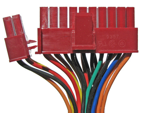 Image showing how to change a power supply’s 24-pin motherboard connector into a 20-pin connector by unclipping the end four-pin block